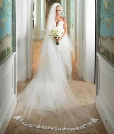 gwen stefani wedding dress